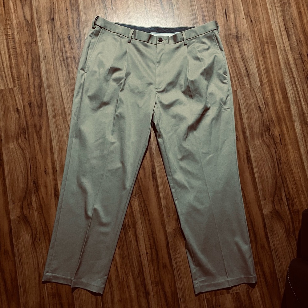 Men’s Haggar Clothing Classic Fit Premium No Iron Khaki Pants Size 42 X 30